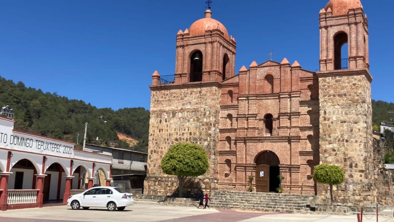 Esta es la plaza de Santo Domingo Tepuxtepec Mixe, Oaxaca. De esta población emigraron los oaxaqueños que murieron en Phoenix. La repatriación de los cuerpos comenzó este martes y según el consulado este miércoles termina el regreso a casa de las víctimas del asesinato.