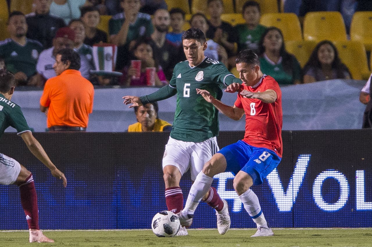 6. JESÚS ANGULO – 6 – En su segundo partido con el Tri tuvo algunas fallas en la ubicación, como en el gol que abrió el marcador, donde estaba fuera de su zona.