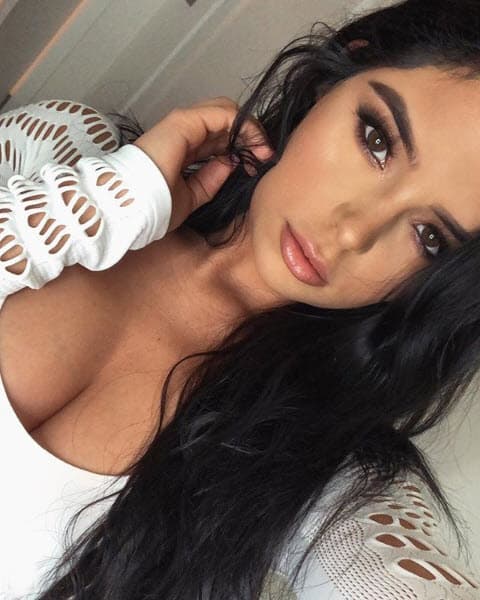 Se dio a conocer gracias a sus selfies en las redes sociales donde posa en bikini y vestidos ajustados.