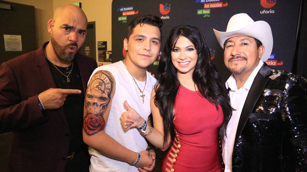 'Christian Nodal' estrenó su tatuaje acompañado de sus compas de 'El Bueno, La Mala y El Feo'.
<br>