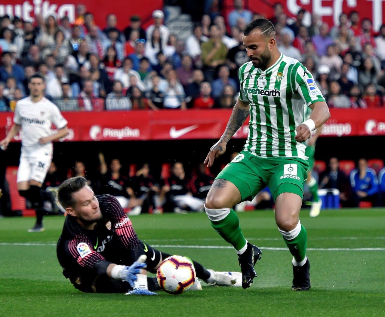 El portero checo del Sevilla Tomás Vaclik (izquierda) fue clave para el triunfo final del Sevilla gracias a sus intervenciones.