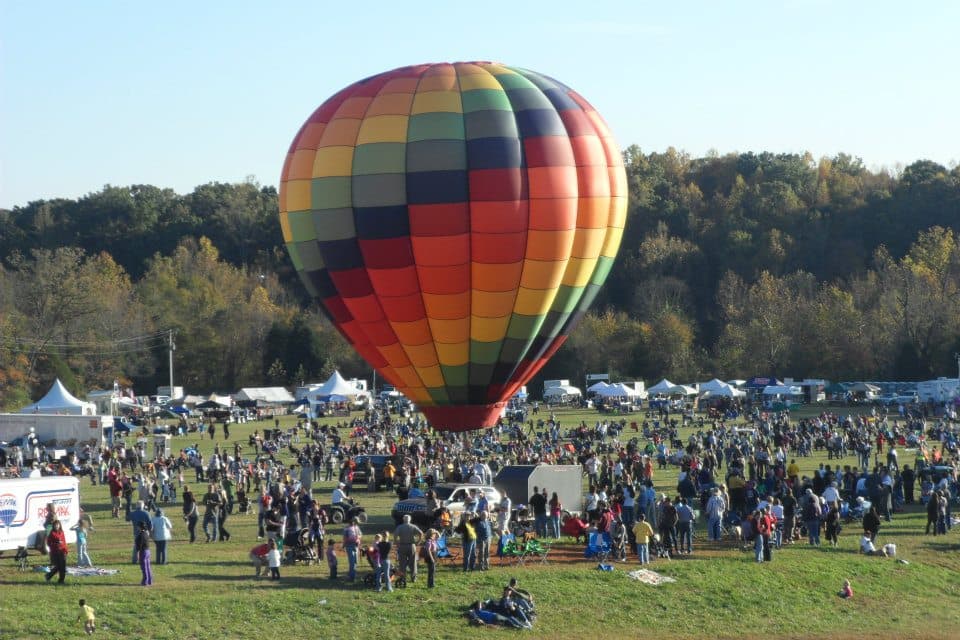Además de las docenas de globos aerostáticos que decorarán los cielos del condado de Iredell durante todo el fin de semana, habrá música en vivo, un jardín de cerveza artesanal y de vinos con cerveceros y viticultores de Carolina del Norte, y actividades para toda la familia.