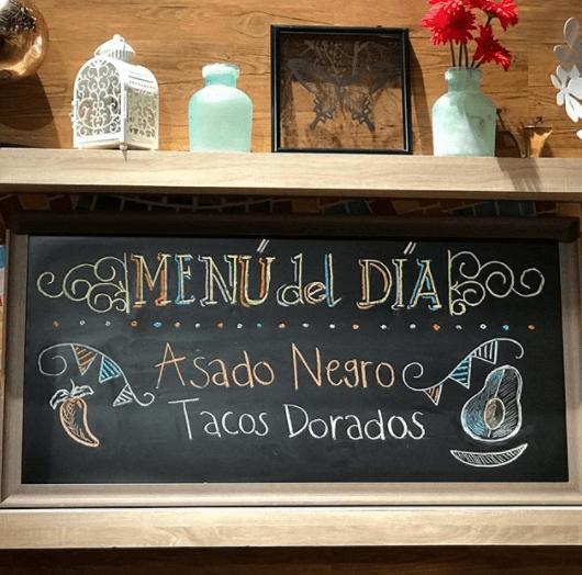 Y comenzamos con un menú para chuparse los dedos: asado negro y tacos dorados.