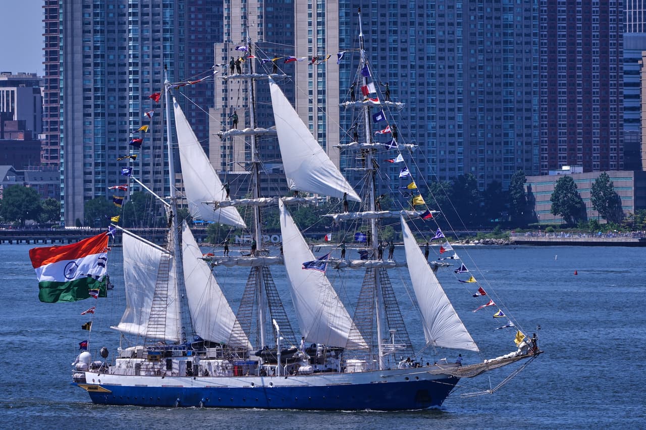 El velero indio Sudarshini remonta el río Hudson durante el Desfile Internacional.