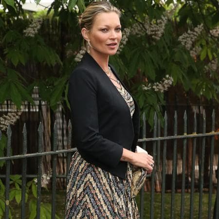 La modelo Kate Moss también usa un cubito de hielo como parte de su rutina de belleza. En una entrevista de septiembre del 2014, dijo a 
<a href="https://www.wmagazine.com/story/kate-moss-model-beauty-secrets" target="_blank">W Magazine</a> que lo usa por las mañanas.