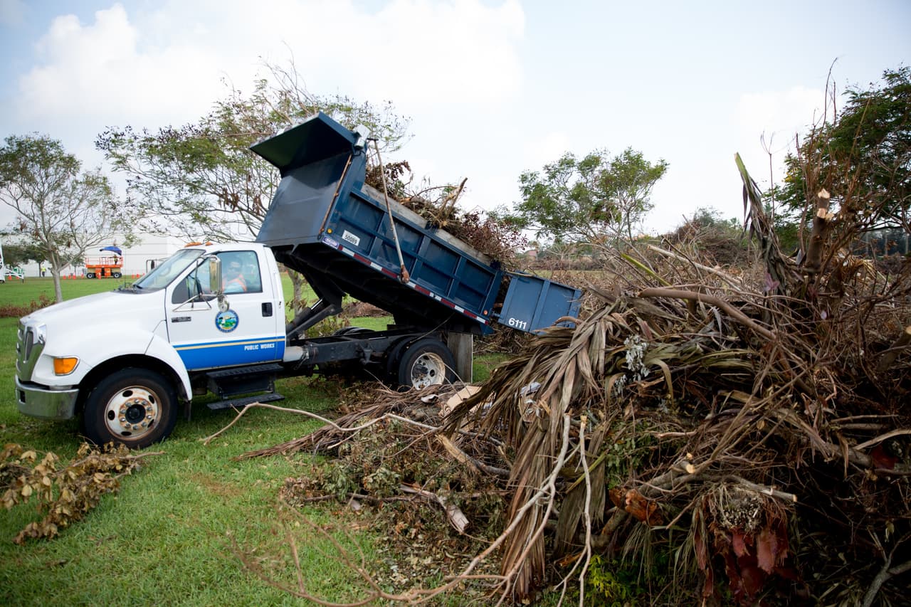 Un camión vuelca desechos en el el parque Doral en el oeste de Miami, uno de varios sitios de manejo de desechos en el condado de Miami-Dade. Foto: David Maris.