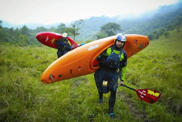 Joel Kowalski y Rafael Ortiz cargan sus kayaks, rumbo al rio, durante el Primer Descenso Red Bull: Proyecto Michoacán, en Tlapacoyan, VE, México, 20 de Noviembre, 2013.