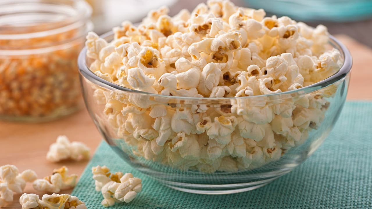 <b>Palomitas</b>: Si está planeando una noche de cine de verano, ¡no se salte las palomitas de maíz! Air-popping (en lugar de una bolsa para microondas) crea un refrigerio saludable que hará que su hijo y sus amigos se sientan como si estuvieran en el cine. ¿Y la mejor parte? No tendrás que preocuparte por el dolor de barriga que normalmente sigue a una bolsa con demasiada mantequilla en el teatro.