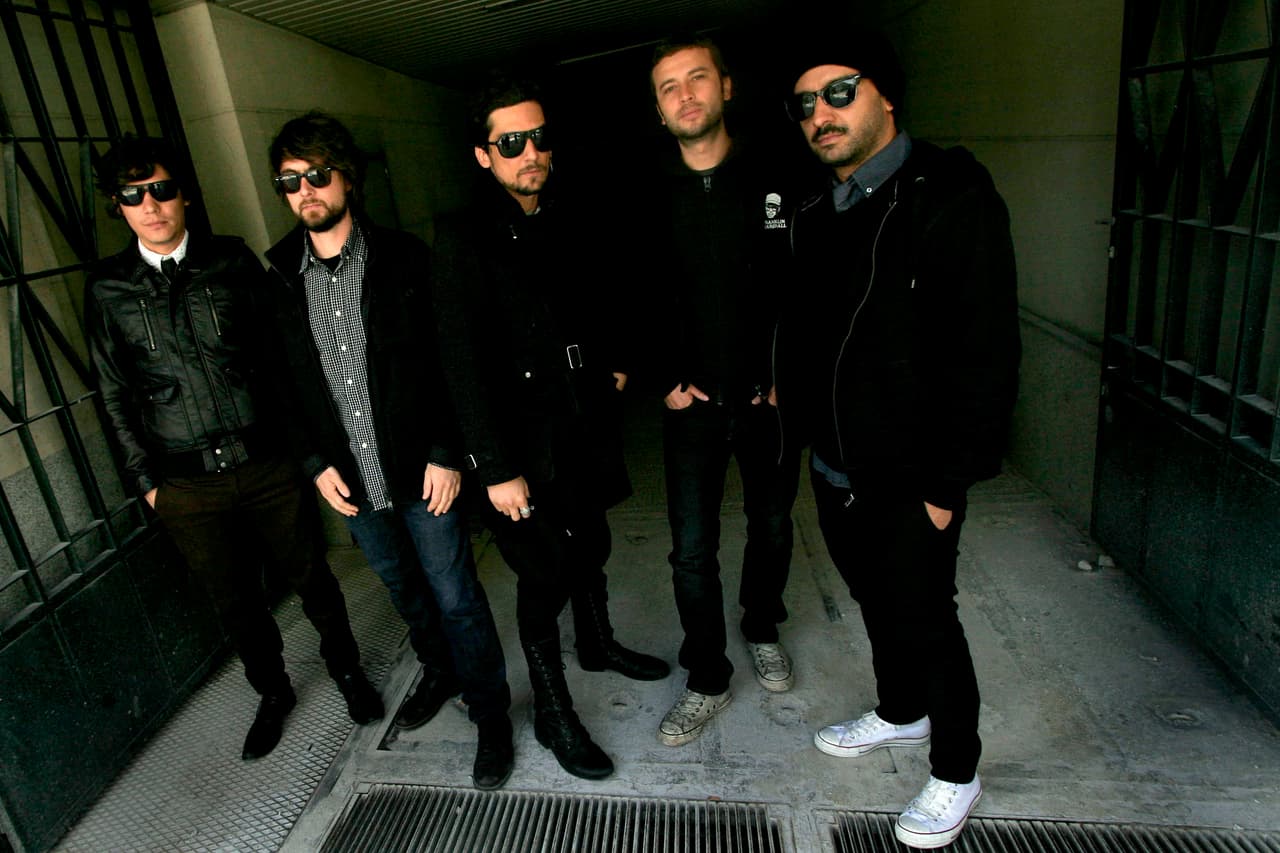 <b>Zoé</b>
<br>Sin embargo, también ha lanzado exitosos discos en inglés, que les ha permitido abrirse al mundo y crecer su fanaticada alrededor del mundo.