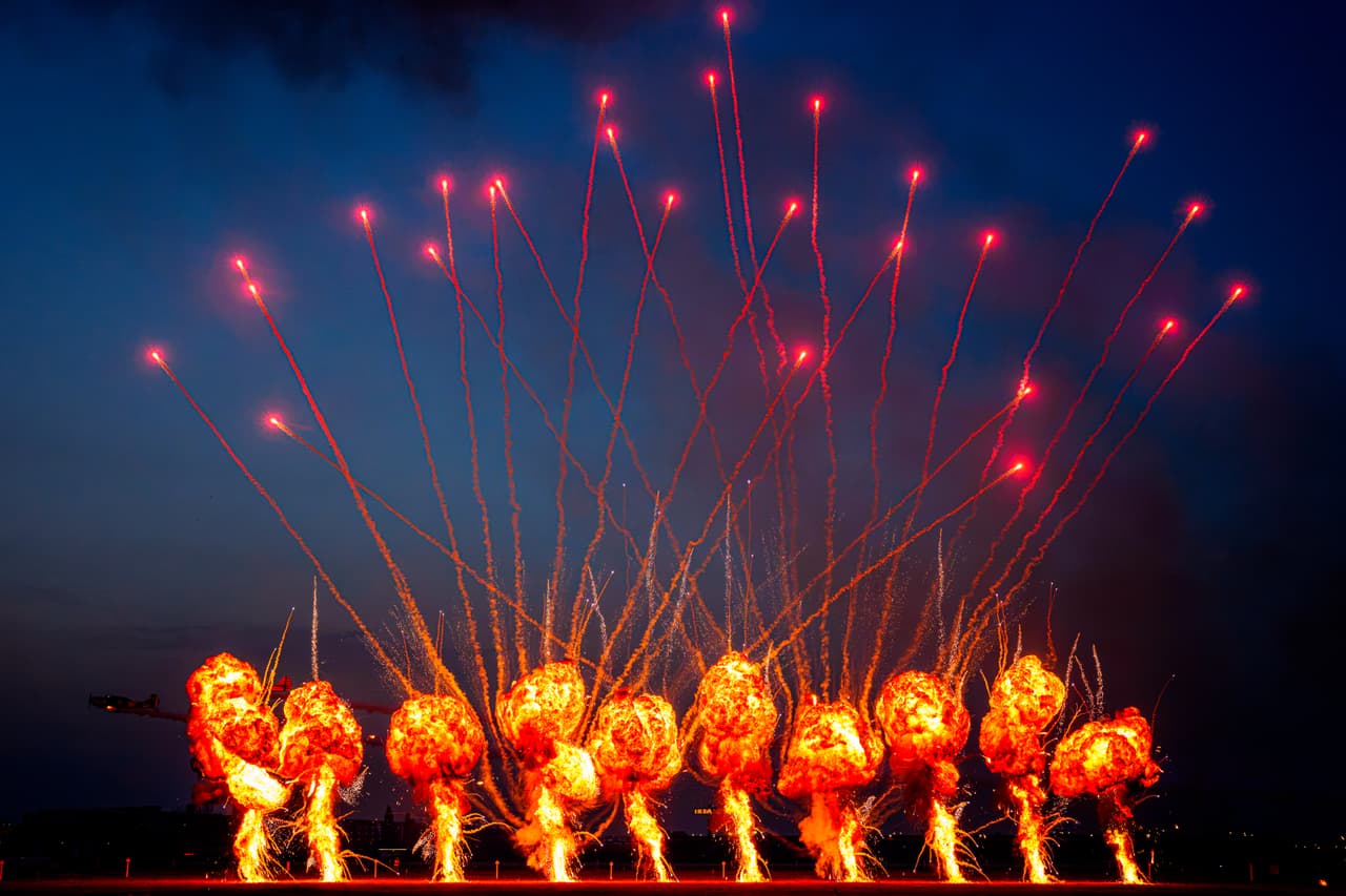 Los fuegos artificiales estallan mientras el equipo acrobático Air Bandits, liderado por el piloto lituano Jurgis Kairys, realiza una exhibición sobre la pista del aeropuerto Aurel Vlaicu, al finalizar el Show Aeronáutico Internacional BIAS, en Bucarest, Rumania, el sábado 29 de agosto de 2026.
