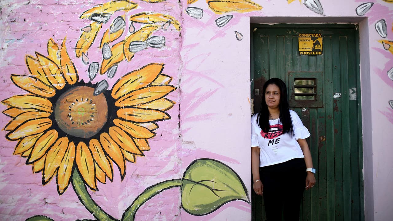 <b>Victoria Canetes</b> trabajó por 20 años en la fábrica de golosinas Suschen que hace poco fue tomada por algunos de sus trabajadores después de que su dueño la abandonase tras 47 años de operaciones. Canetes y otros empleados dicen que el dueño les debe sueldos atrasados, pero esta mujer con una hija adolescente se siente optimista acerca del futuro de la empresa. Conocida por producir una de las golosinas más famosas de Argentina, las “Mielcitas”, el negocio está siendo convertido en una cooperativa, propiedad de sus trabajadores. Por ahora no gana un sueldo y su familia de tres vive con lo que gana su esposo en un restaurante.