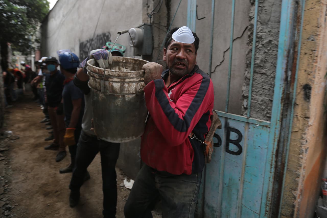 <b>Todos ayudaron en México. </b>Voluntarios civiles retiran los escombros de un edificio derrumbado en San Gregorio Atlapulco, Ciudad de México, al día siguiente del terremoto de magnitud 7.1
<b><a href="https://www.univision.com/noticias/terremotos/fotos-interactivas-ciudad-de-mexico-antes-y-despues-del-terremoto?123rrr4444">que sacudió el centro de México.</a></b>