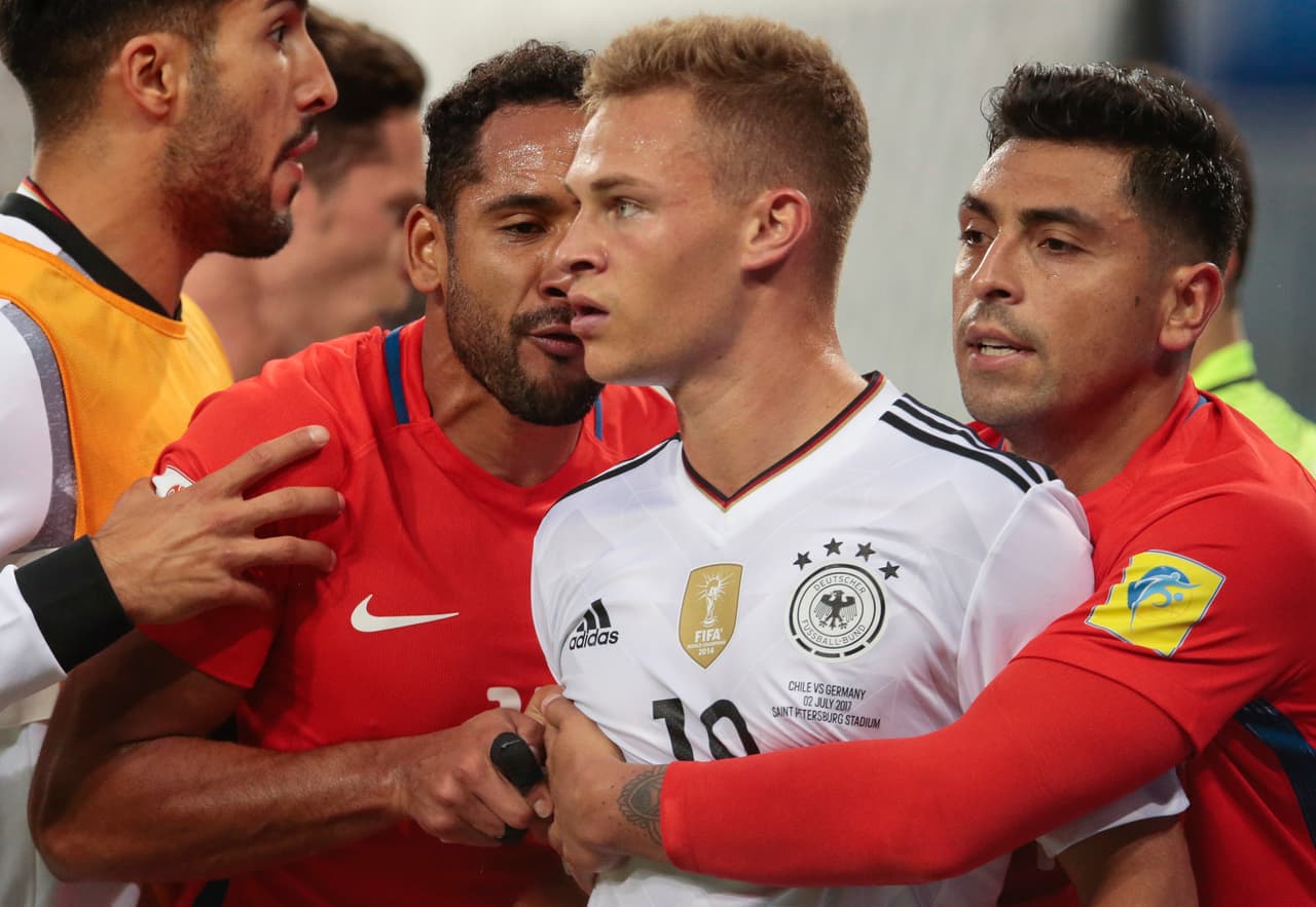 El partido fue muy ríspido, lleno de jugadas fuertes. Un codazo al rostro que no terminó en expulsión provocó que los ánimos se calentaran.