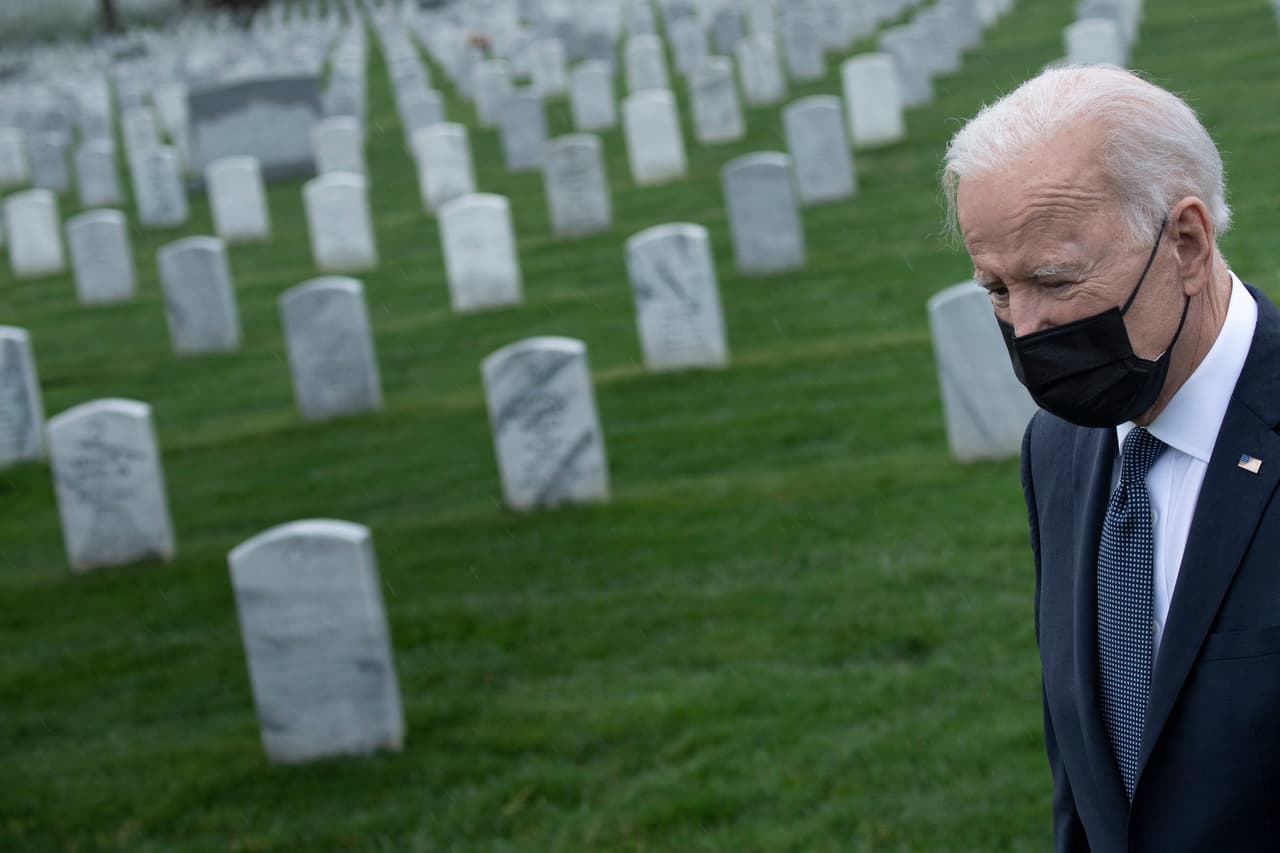 El 14 de abril de 2021 el presidente 
<a href="https://www.univision.com/temas/joe-biden"><u>Joe Biden</u></a> realizó un recorrido por el cementerio de Arlington, en Virginia. Allí han sido enterrados muchos de los militares caídos en el conflicto con Afganistán. 
<br>
<br>Ese día anunció que extendía el tiempo de retirada total de tropas hasta septiembre de 2021, argumentando que la retirada debía garantizar que las fuerzas oficiales afganas mantuvieran a raya a los talibanes. 
<br>
<br>"No podemos continuar el ciclo de extender o expandir nuestra presencia militar en Afganistán con la esperanza de crear las condiciones ideales para nuestra retirada, esperando un resultado diferente", declaró el mandatario.
<br>