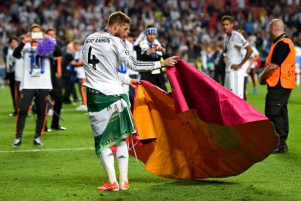 Sergio Ramos tomó el tradicional capote de torero que popularizó Raúl.