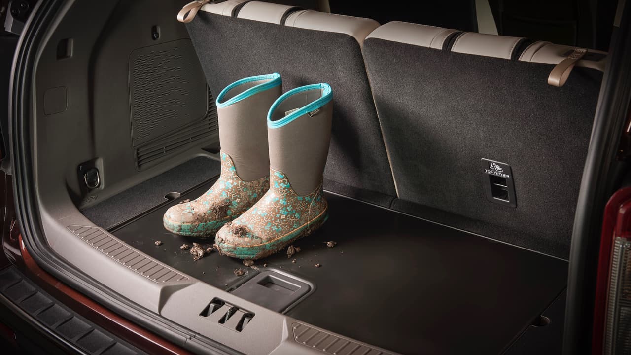 Este es el tipo de detalles que resulta de consultar a los clientes. La superficie en el área de carga de la Ford Explorer 2020 
<b>es reversible</b>. un lado está alfombrado y mientras que el otro es de plástico fácil de lavar para cuando haya que transportar objetos sucios como un par de botas enlodadas.