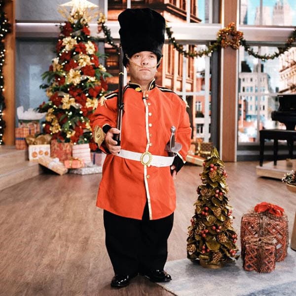 "Esa fue una de las peores etapas de mi vida, tuve muchos pensamientos feos, preguntas a mi mamá sobre mi tamaño de por qué nací así. Yo le decía que no me gustaba mi condición, 'Pero ¿por qué tu me dejaste nacer así?', ella me decía: 'Tú eres mi hijo, sea como sea, nazcas como nazcas vas a ser mi hijo'", confesó '
<a href="https://www.univision.com/shows/el-gordo-y-la-flaca/la-inspiradora-historia-de-carlitos-el-productor-en-el-gordo-y-la-flaca-video">En Confianza con Tanya Charry'</a>. 
<br>