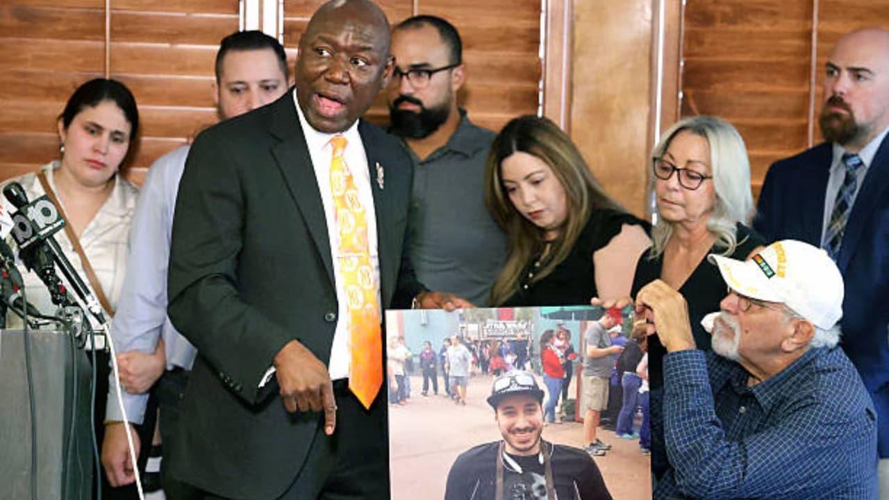 El equipo legal encabezado por Ben Crump representa a los allegados de la víctima en el caso y ha señalado que las lesiones ocurrieron durante el recorrido, con base en reportes médicos y testimonios recopilados.