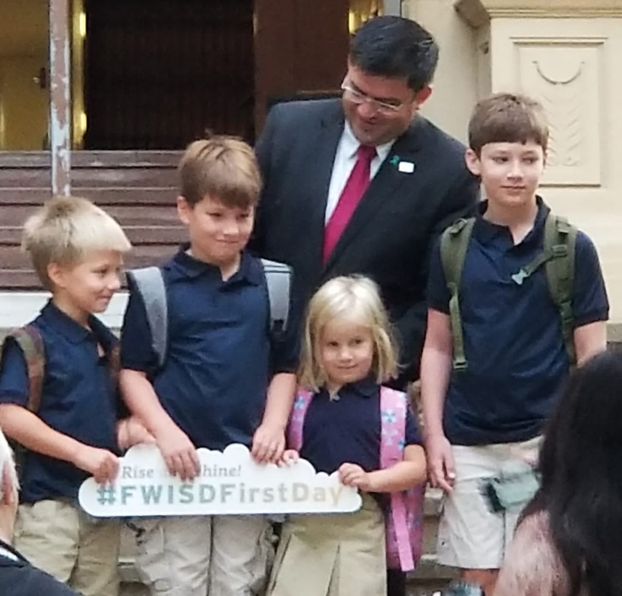 Anael Luébanos, miembro de la junta escolar, compartió con varios de los niños en el plantel.