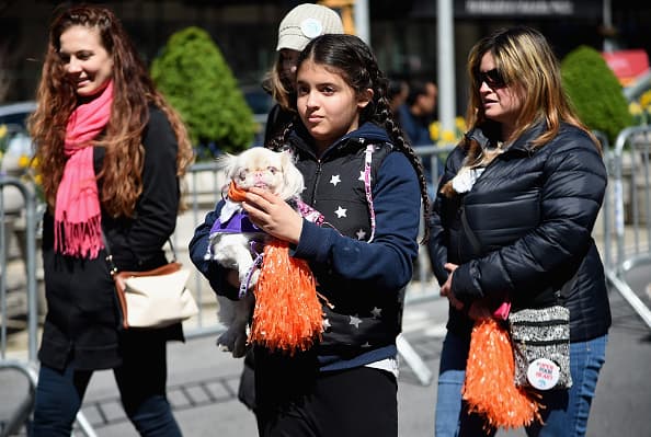 En los brazos de su mejor amiga, ¡no se perdió ni la foto!