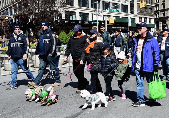 Protegidos del frío, perritos y dueños participaron de la marcha.