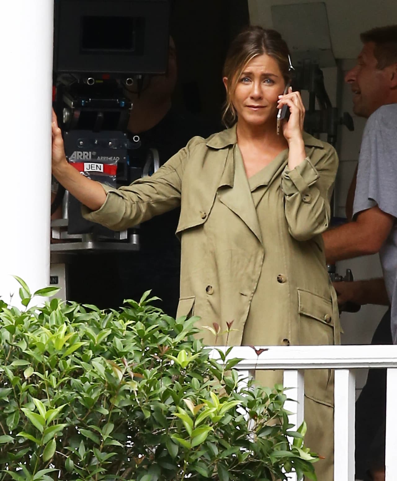 Para una fiesta familiar o un evento escolar, la gabardina de Jennifer Aniston es perfecta, pues en los bolsillos se podrían guardar cosas que necesiten los niños, te protegería del frío y muy probablemente también de las manchas que dejaría algún travieso niño de manos sucias.