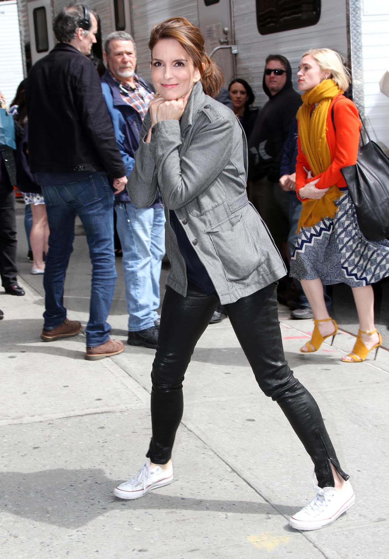 Si nos vamos al cine, nada mejor que un abrigo corto y abrigador, ¡por si prenden el aire acondicionado! Tina Fey, por ejemplo, escoge uno grisáceo que combina con sus pantalones.