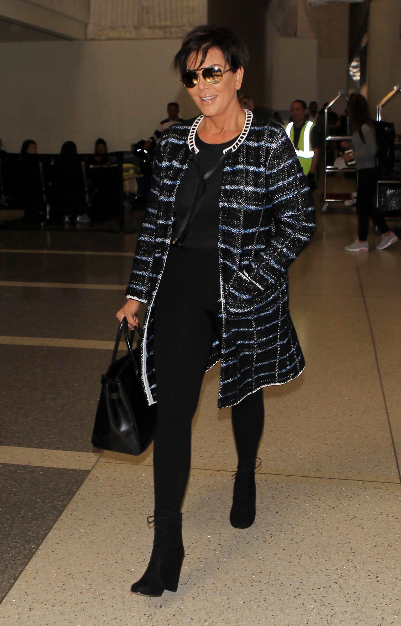 Para un día de junta puedes sacar de tu clóset ese de corte 'oversize' que tanto has esperado ponerte. Oscuro, de preferencia, para estilizar la figura y lucir seria.