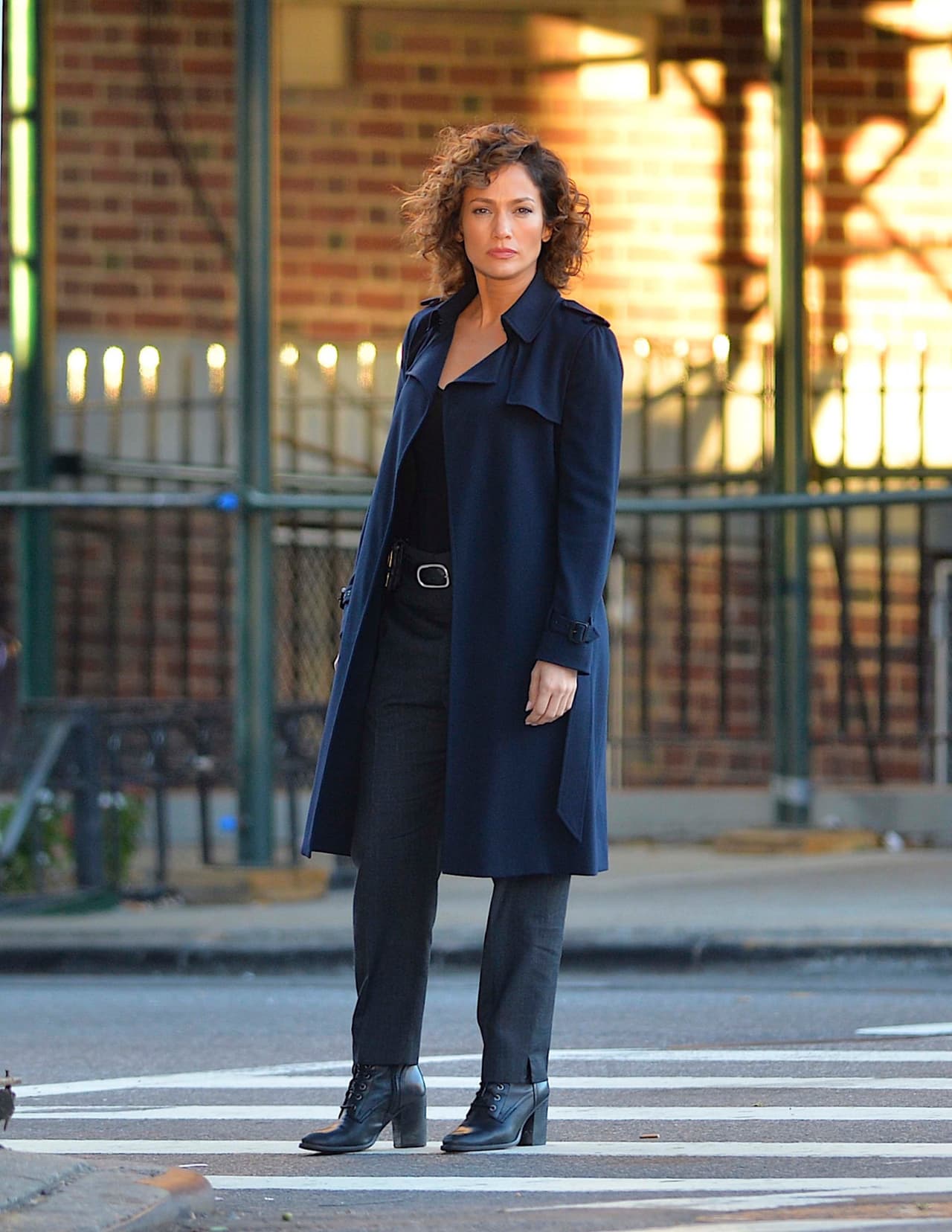 En caso de salir por un trago con tus amigos, ¿por qué no lucir como JLo? Con un abrigo largo y cálido estarás segura y cómoda en el lugar que elijas.