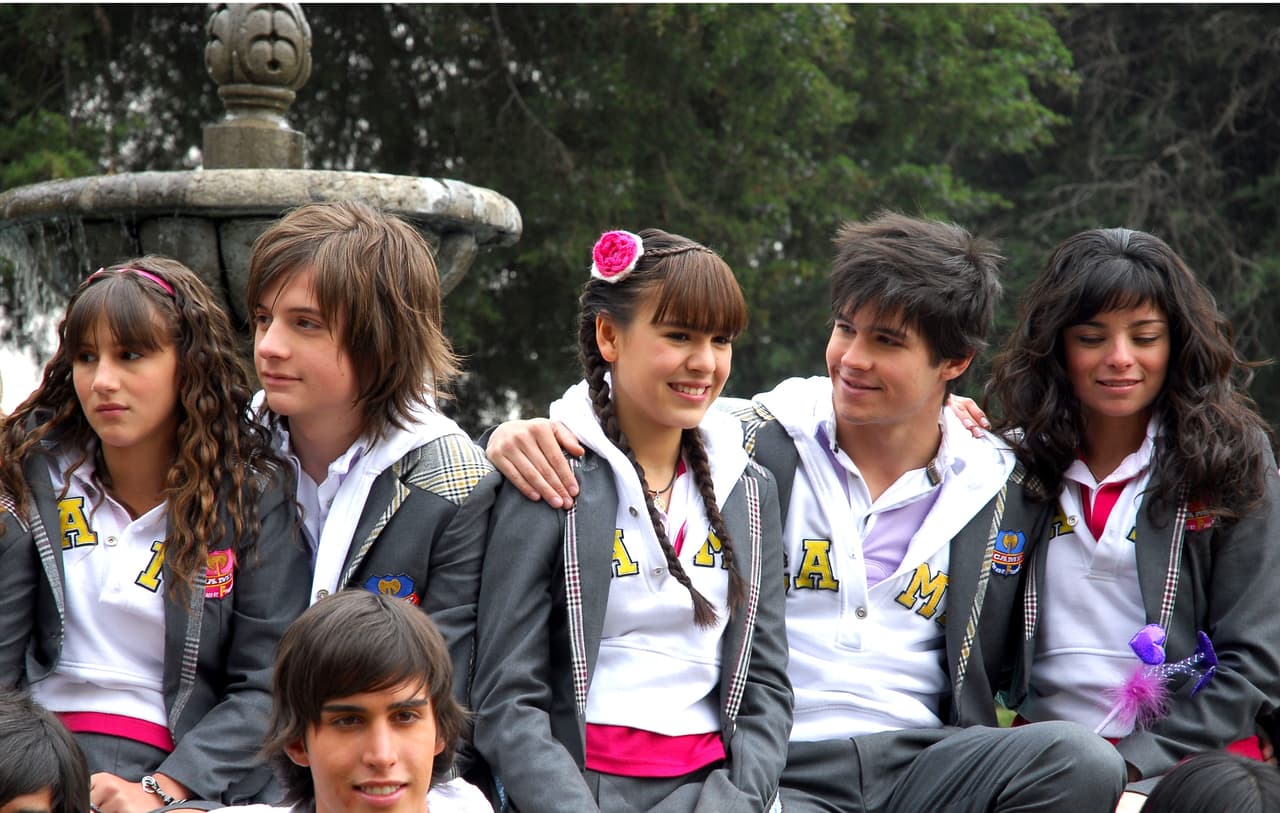 Han pasado 10 años desde su estreno y es por esta razón que hacemos un recorrido de cómo ha cambiado el elenco de esta producción televisiva.