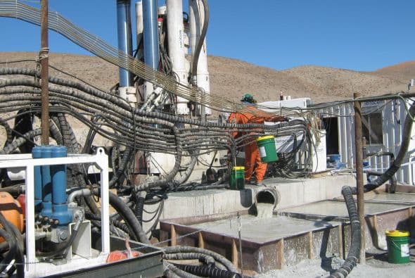 La tercera máquina, la petrolera Rig 421, protagonista del llamado Plan C, se sumó el domingo a las dos que trabajan desde hace varios días --la Strata, del Plan A, y la T-130, o el Plan B--, según indicó el ministro en un breve mensaje en la red Twitter.