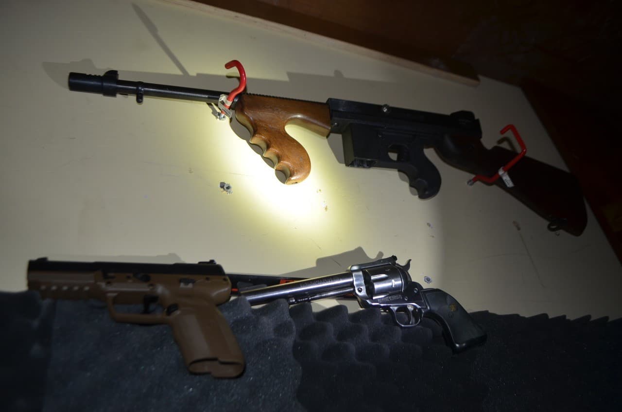 Ahí guardaban 14 armas de fuego, incluyendo rifles de guerra, y cartuchos útiles.