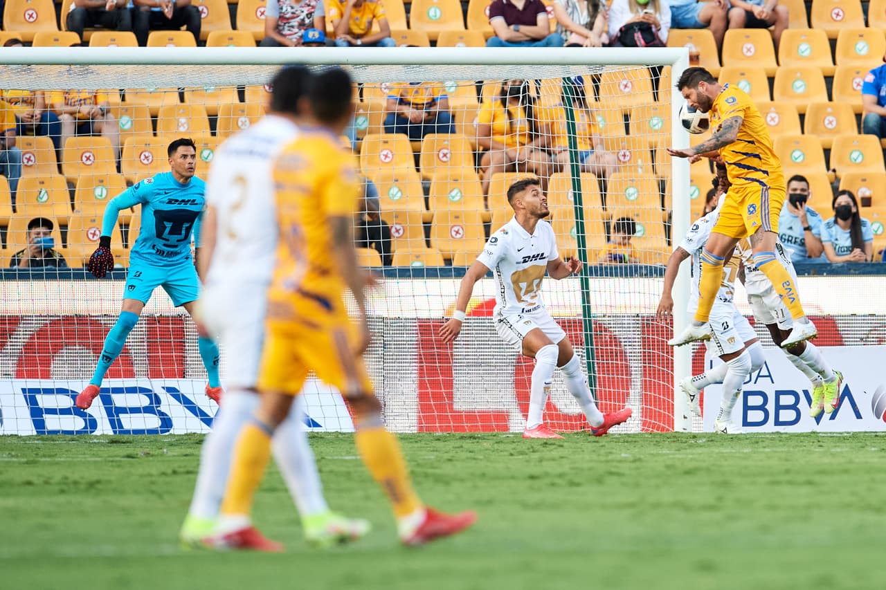 Un par de minutos después, Gignac respondía con un cabezazo picado, en un tiro de esquina, que impactaba el poste de Talavera.