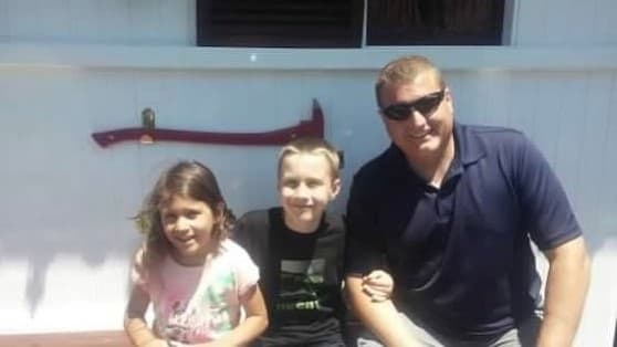 El oficial Tyler Lenehan era padre de dos hijos, Sydney (izquierda) y Austin.