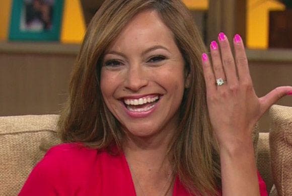 Con esta cara de felicidad, Satcha Pretto presumió en Despierta América el diamante con el que Aaron Butler le pidió matrimonio.