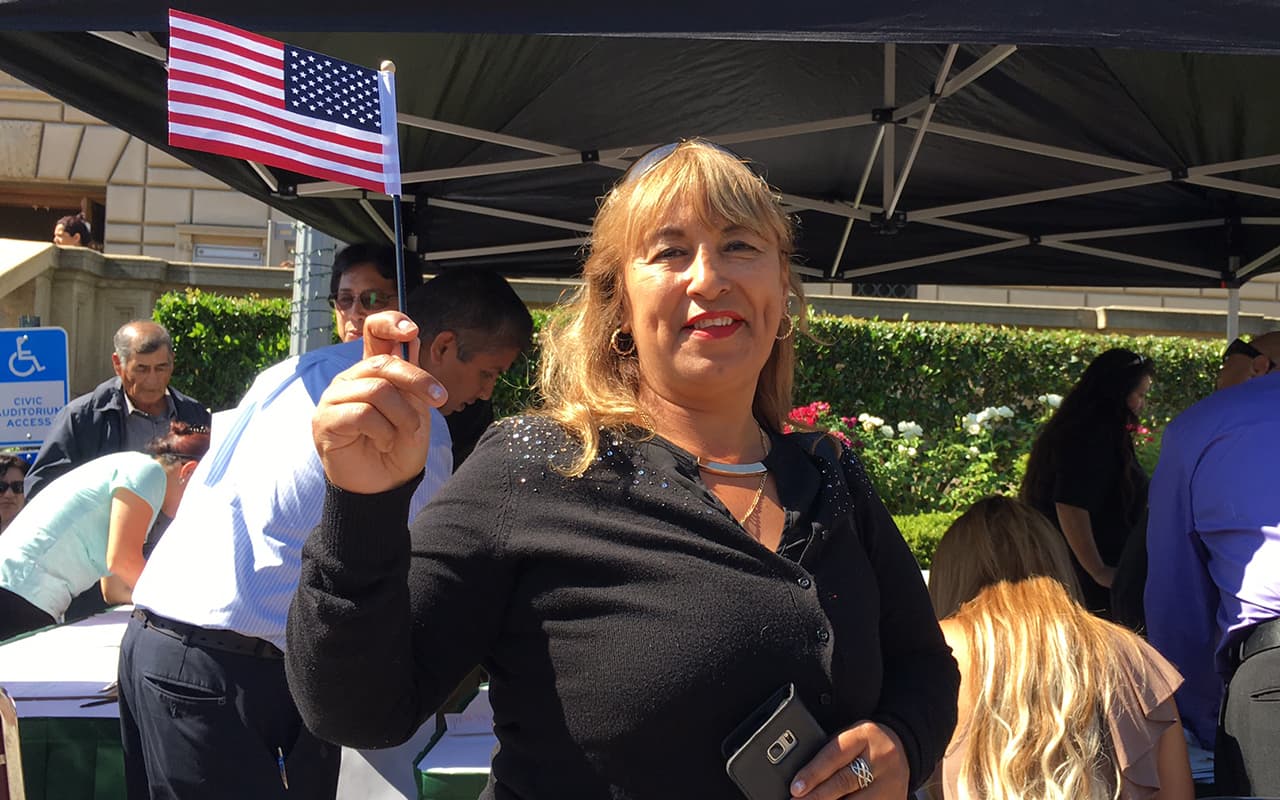 Se registra cifra récord en solicitudes de ciudadanía, pero los mexicanos son los más apáticos 