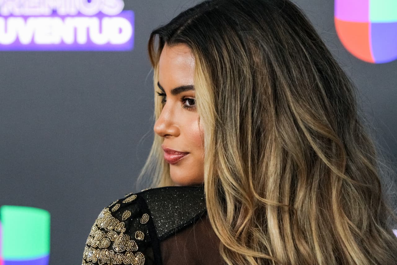 Su rubia cabellera la llevó suelta y con ondas semi marcadas.