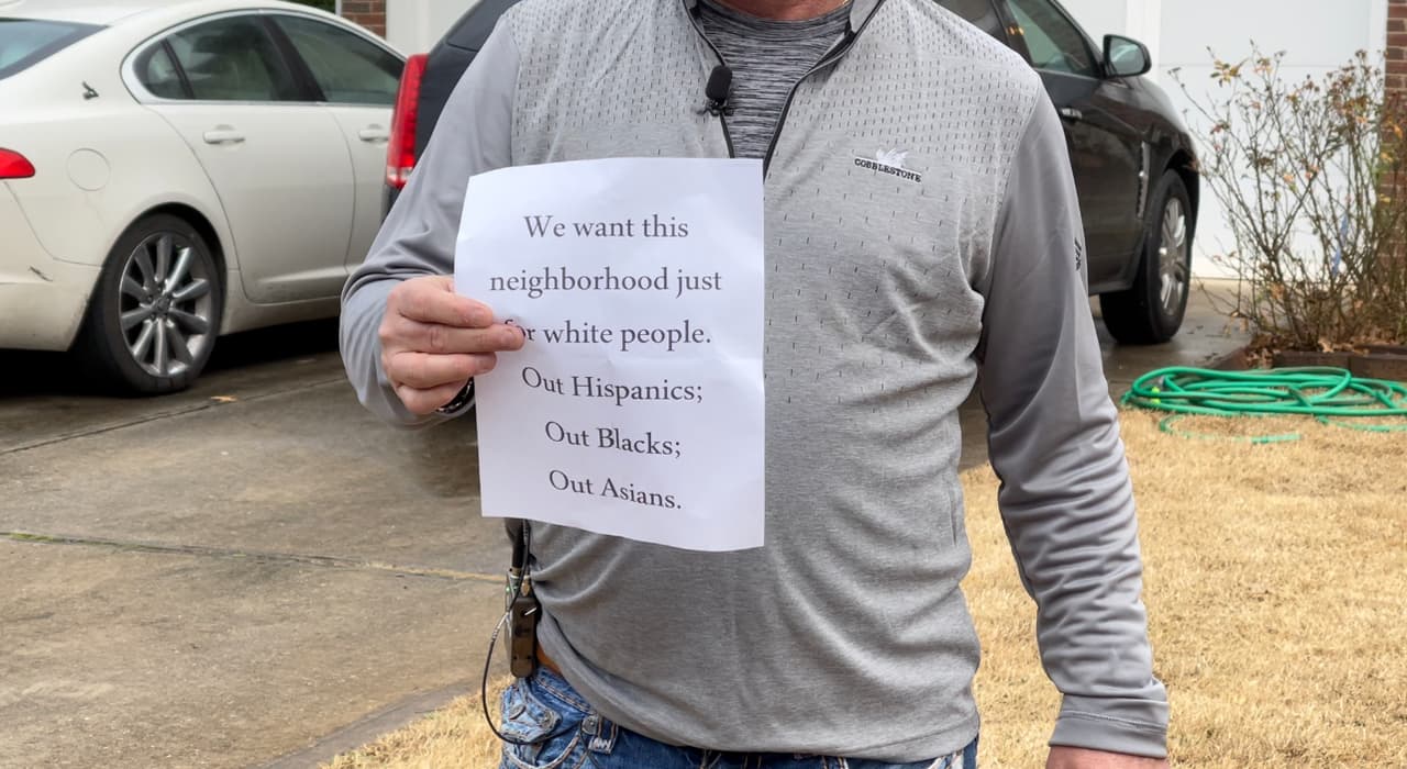 Las cartas que recibieron en sus buzones decían que Abernathy Farm es un vecindario solo para blancos y pedía que salieran los hispanos, asiáticos y negros.