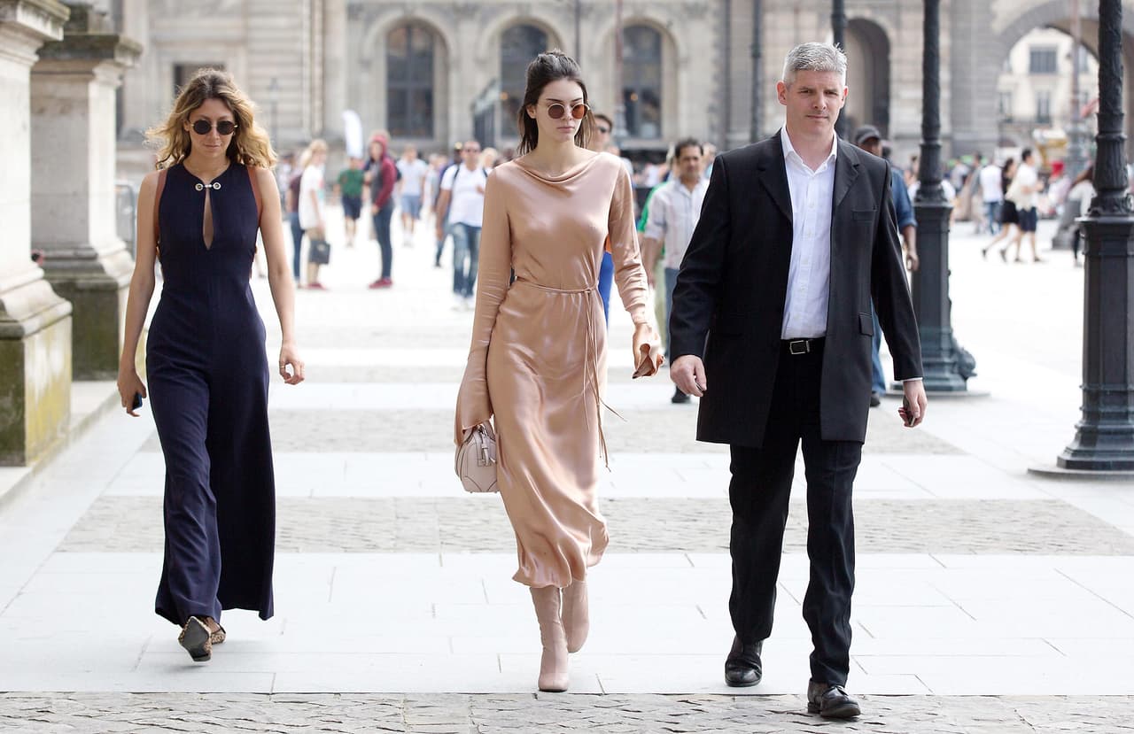 La súper modelo caminaba a toda velocidad por las calles de la Ciudad de la Luz.