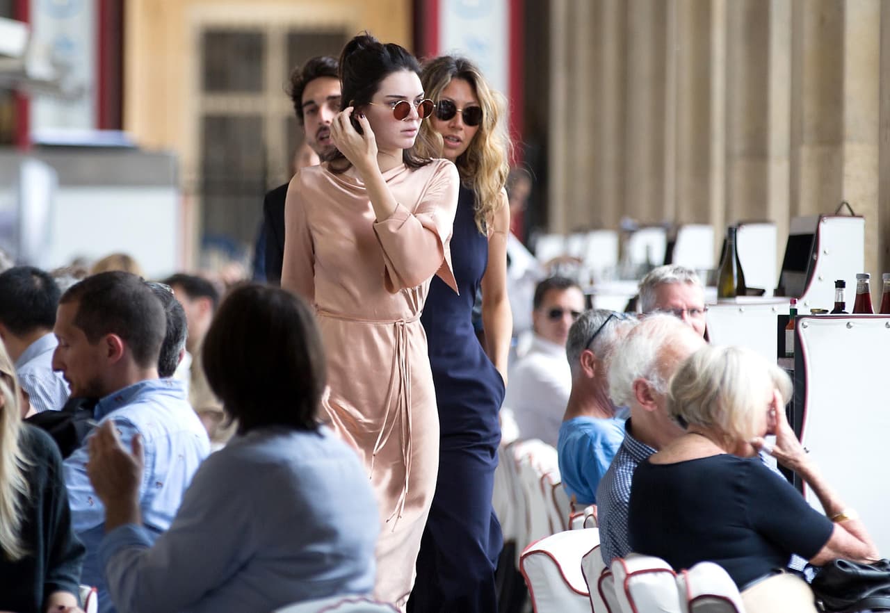 Las cámaras captaron a Kendall de paseo en París.