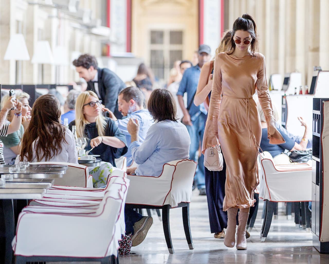 Ahora entendemos el motivo por el que caminaba a toda velocidad.