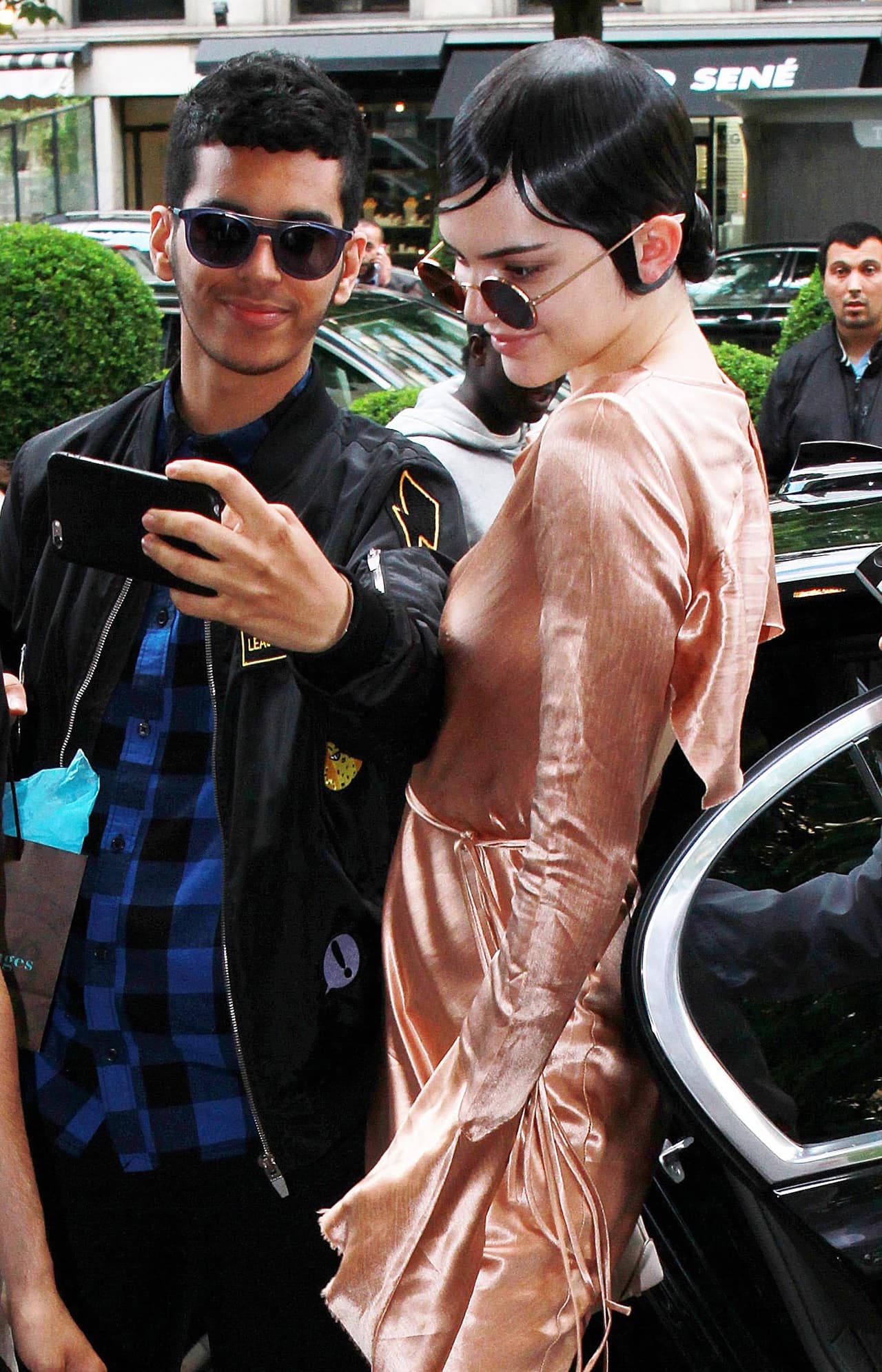 Más tarde, la modelo salió de nuevo a las calles pero esta vez peinada y maquillada.