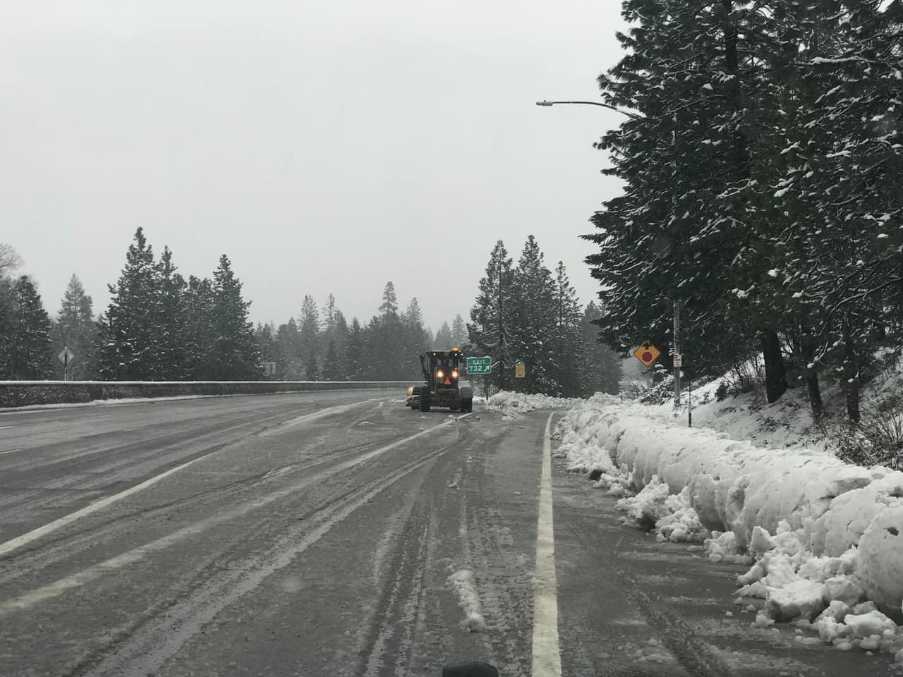 Los conductores pueden revisar las condiciones de las vías y autopistas en la página quickmap.dot.ca.gov o marcando el número 1-800-427-7623.