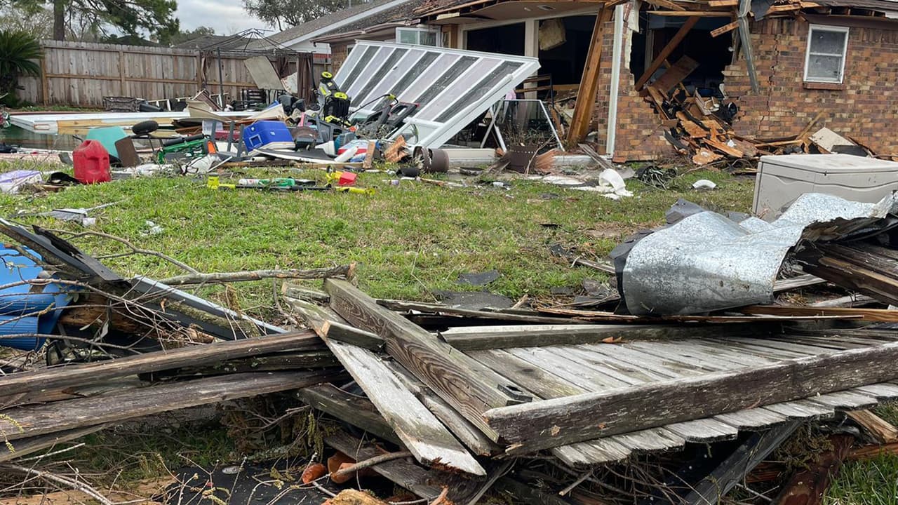 Entre los lugares afectados se encuentran los 
<b>refugios para animales.</b> Las autoridades reportaron dos perros heridos durante el paso del tornado. Decenas de perros y gatos fueron trasladados a la sociedad protectora de animales de Houston. 
<br>