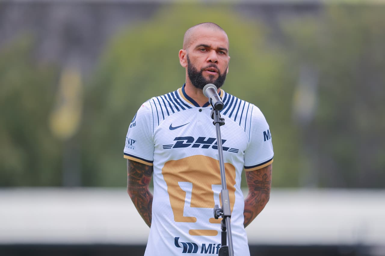 Así fue la presentación de Dani Alves ante la afición de Pumas en Cantera; el brasileño eligió el número 33.