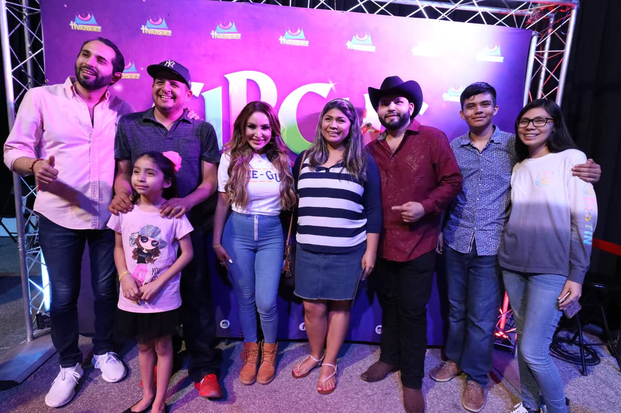 Quienes a su salida no dejaron pasar la oportunidad de tomarse una foto con ellos.