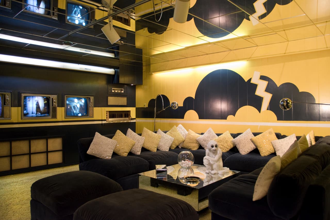 Según la agencia de noticias AP, la cantautora no vivía en Memphis, donde nació. Pero hizo viajes a esa ciudad para celebrar el aniversario del nacimiento de su padre y conmemorar su muerte. En la foto aparece el que era el cuarto de televisión de 'El Rey del Rock'. 
<br>