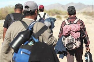 “Pero nadie puede cobrarte por ese parole humanitario y de esa manera le están robando a mucha gente por lo que hay que tener mucho cuidado”, aclaró.