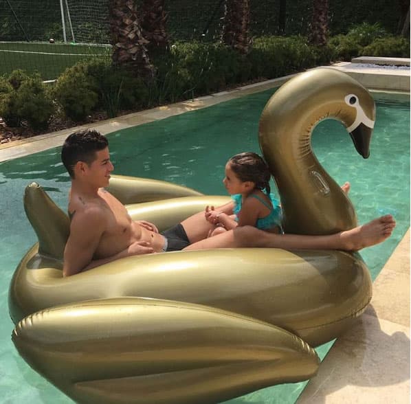 James Rodríguez disfruta de la piscina con su hija Salomé.