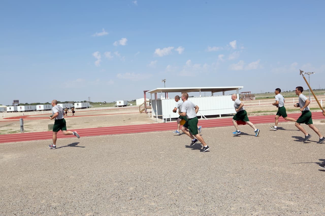 <b>"¡En 1 minuto y 42 segundos, señor!"</b>.
<b> </b>Los estudiantes deben acabar un circuito en un mínimo de tiempo para graduarse. La formación física es uno de los puntales de la preparación de los agentes fronterizos y también uno de los causantes de que algunos abandonen el cuerpo antes de graduarse.